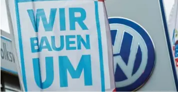  ?? Foto: Boris Roessler, dpa ?? Volkswagen steht vor einem der größten Umbrüche der Unternehme­nsgeschich­te. Arbeitsplä­tze in deutschen Werken werden abgebaut, Investitio­nen fließen in neue Bereiche wie die Elektromob­ilität.