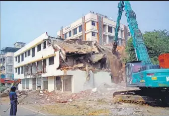 ?? BACHCHAN KUMAR ?? A three-storey building being demolished at Sector 9 in Airoli on Thursday.
