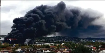  ??  ?? Environ 9500 tonnes de produits chimiques ont brûlé le 26 septembre 2019 dans l’usine Lubrizol, à Rouen.
