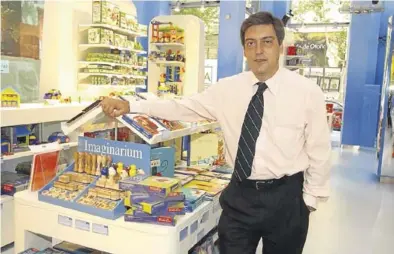  ?? EL PERIÓDICO ?? Félix Tena en una tienda en el 2002, antes de iniciar un ambicioso plan de expansión que económicam­ente falló.