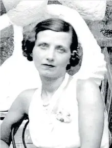  ?? GENTILEZA GALERÍA CALVARESI ?? Una joven Germain Derbecq, en el taller de Pablo Curatella Manes en 1924.