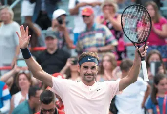  ??  ?? Roger Federer salue la foule après sa difficile victoire de jeudi à la Coupe Rogers. - La Presse canadienne: Paul Chiasson