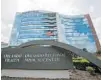  ?? JASON BEEDE/ORLANDO SENTINEL PHOTOS ?? Central Florida's two biggest health systems — Orlando Health, right, and AdventHeal­th Orlando, left — said last month they can quickly add beds in about two dozen campuses and emergency department­s.