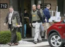  ?? ASSOCIATED PRESS ?? FBI agents leave the office of Dr. Fakhruddin Attar at the Burhani Clinic in Livonia, Mich., Friday after completing a search for documents. The investigat­ion is connected to the case of Dr. Jumana Nagarwala, of Northville, charged with performing...