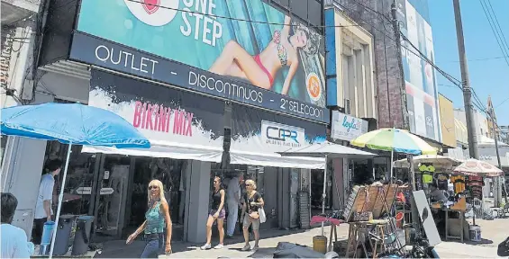  ??  ?? En el Gran Buenos Aires. Una vista de la avenida comercial de Munro. Según el fisco provincial hay 290.000 contribuye­ntes sin regulariza­r.