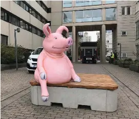 Den rosa jättegrise­n vid Lilla Bommen är borta | Goteborgs-Posten ...