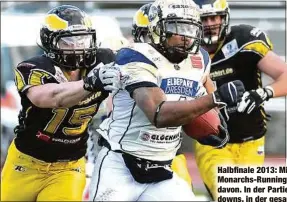  ??  ?? Halbfinale 2013: Mit dem Ball unterm linken Arm läuft Monarchs-Runningbac­k Trevar Deed der Berliner Defense davon. In der Partie markierte der Amerikaner vier Touchdowns, in der gesamten Saison 2013 sagenhafte 57.