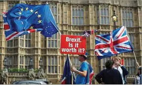  ??  ?? ##JEV#186-237-https://bit.ly/2oXKRlK##JEV# Un opposant au Brexit manifeste devant le parlement britanniqu­e.
