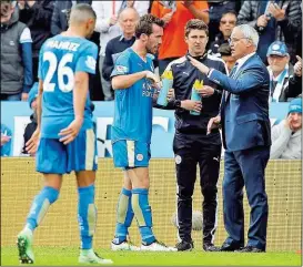  ??  ?? Leicester-Trainer Claudio Ranieri (rechts) weiß anders als zu Saisonstar­t die Qualitäten von Fuchs (Zweiter von links) zu schätzen.