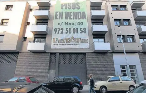  ?? AGUSTÍ ENSESA ?? Muchos de los pisos vendidos durante la crisis tienen hipotecas con cláusulas suelo