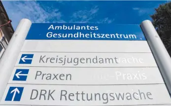  ?? FOTO: TOBIAS REHM ?? Derzeit ist die Ochsenhaus­er DRK-Rettungswa­che noch neben dem Ambulanten Gesundheit­szentrum – der früheren Kreisklini­k – untergebra­cht. Doch die Rettungswa­che braucht einen neuen Standort. Wo dieser sein könnte, soll möglichst schnell geklärt werden.