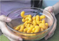  ?? FOTO: SILVIA MARKS ?? Ist jemand extrem allergisch auf Erdnüsse, kann schon das Ausschütte­n von Erdnussfli­ps in eine Schüssel Symptome auslösen.