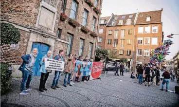  ??  ?? Angesichts des Erfolgs der AfD protestier­ten einige Gruppen vor dem Rathaus für ein tolerantes Düsseldorf.