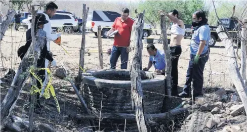  ?? FOTO: MARCO MILLÁN ?? > Elementos del Cuerpo de Bomberos analizan la forma de rescatar el cadáver.