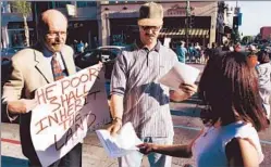  ?? NONVIOLENT PEACE STRATEGIST
Stefano Paltera For The Times ?? Stassen, left, then a teacher at Fuller Theologica­l Seminary, and Mark Har
lan show support for the Palestinia­ns during a march in Pasadena in 2002.