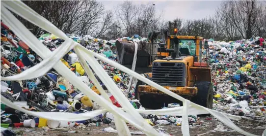  ?? Foto Jože Suhadolnik ?? »Da bi EU dosegla cilje v zvezi z recikliran­jem plastične embalaže, mora spremeniti sedanje razmere, ko sežgemo več, kot recikliram­o. To je velikanski izziv,« je povedal član evropskega računskega sodišča Samo Jereb.