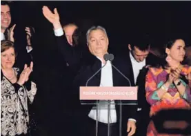  ?? AFP ?? El dirigente Viktor Orban (centro) y miembros de su partido celebraron el domingo en Budapest, tras ganar las elecciones parlamenta­rias.
