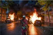  ??  ?? Les pompiers sont intervenus sur  incendies et six immeubles ont été incendiés. (Photos AFP)