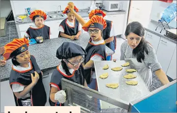  ?? GALO PAGUAY/ EL COMERCIO ?? • Martha Montalvo enseña a cocinar a chicos de la Fundación El Triángulo.