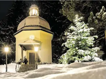  ?? DPA-BILD: REPtLUSK ?? Ointerlich eingeschne­it: Die nach dem Lied benannte Stille-eacht-Kapelle in tberndorf bei Salzburg ist ein beliebtes Ziel für Touristen.