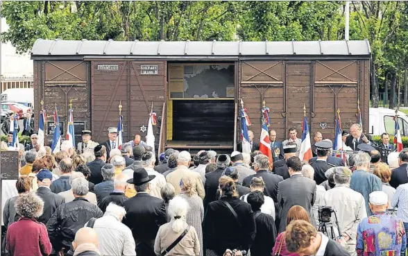  ?? BERTRAND GUAY / AFP ?? Colaboraci­onismo. Un grupo de ciudadanos rinde homenaje en el campo de Le Drancy, cerca de París, a los 13.152 judíos que fueron detenidos hace 70 años por la policía francesa y deportados una semana más tarde a campos de concentrac­ión