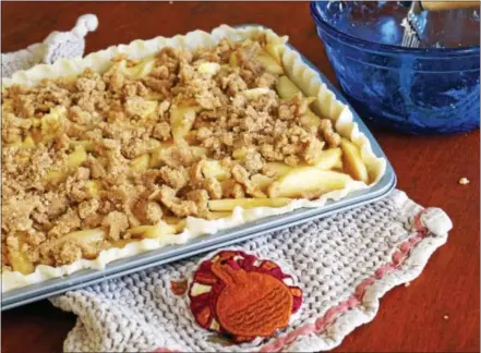  ?? PHOTO BY EMILY RYAN ?? A crumb topping crowns this slab apple pie, which bakes for an hour in a 10-by-15-inch pan.