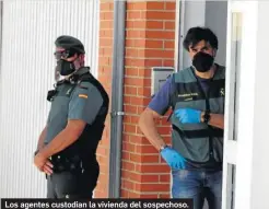  ??  ?? Los agentes custodian la vivienda del sospechoso.