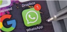  ?? FOTO: ARNO BURGI ?? WhatsApp gilt mit über einer Milliarde Nutzern als einer der reichweite­nstärksten Messaging- Dienste.