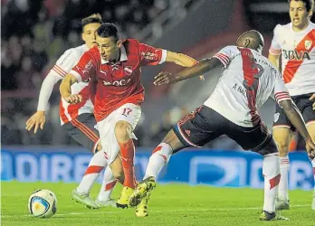  ?? MAXI FAILLA ?? En acción. Trejo lleva la pelota en un clásico entre Independie­nte y River.