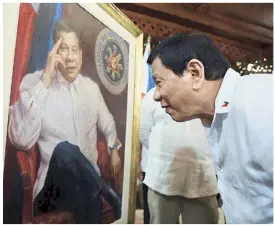  ??  ?? executive secretary salvador Medialdea leads the ceremonial lighting of the Christmas tree at Malacañang the other night. Inset shows President Duterte examining a portrait painted by ronilo abayan and commission­ed by Jobe Nkemakolam.