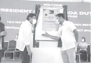  ?? PHOTO COURTESY OF DPWH ?? PRESIDENT Duterte and Department of Public Works and Highways Secretary Mark A. Villar huddle during the launch of the first 18-kilometer portion of the Central Luzon Link Expressway on Thursday, July 15, 2021.