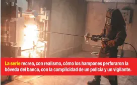  ??  ?? La serie recrea, con realismo, cómo los hampones perforaron la bóveda del banco, con la complicida­d de un policía y un vigilante.