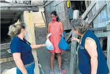  ??  ?? Integrante­s del Club Rotario Reales Tamarindos entregando la ayuda.