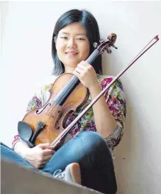  ?? FOTO: DPA ?? Die Geigerin Mayumi Kanagawa spielt leihweise mit einer über 300 Jahre alten Violine des italienisc­hen Baumeister­s Pietro Guarnerius.