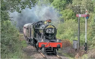  ?? Graham Nuttall ?? GWR Hall 4953 Pitchford Hall approaches Arley with the 1245 Bridgnorth-kiddermins­ter on September 17, during the SVR’S Autumn Steam Gala.