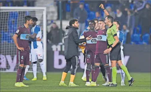  ??  ?? Los jugadores del Celta protestan al colegiado al término del partido contra el Leganés.