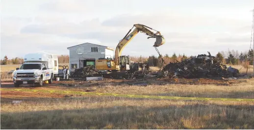  ??  ?? Les restes de la maison incendiée de Six Roads ont été démolis par une excavatric­e. - Acadie Nouvelle: Anne-Marie Provost