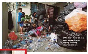  ??  ?? NOR Azian Yusuf dibantu cucu mengasingk­an barang terbuang di rumah mereka.