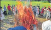  ?? HT ?? Family members of Lovepreet Singh performing his last rites in Lakhimpur Kheri on Tuesday.