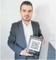  ?? CHASAN FOTO: RIDVAN ?? Ridvan Chasan zeigt den QR-Code für eine digitale Kontaktnac­hverfolgun­g für Ehinger Restaurant­s.