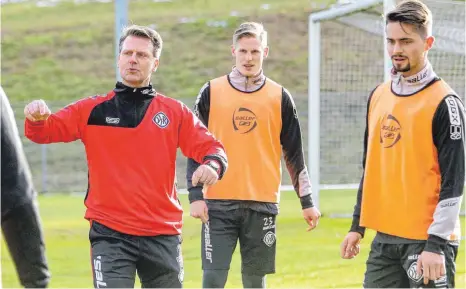  ?? FOTO: THOMAS SIEDLER ?? Rico Schmitt leitete am Mittwoch seine erste Einheit beim VfR Aalen.