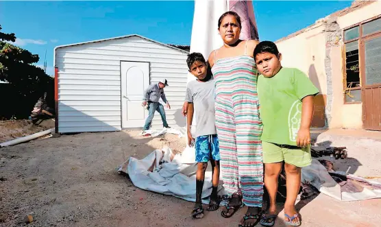  ??  ?? Las familias ya pueden protegerse del sol, la lluvia y los riesgos de vivir en una casa afectada por el sismo.