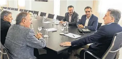  ?? (TÉLAM) ?? Con Macri. Schiaretti compartió ayer con el Presidente el anuncio de inversión de Volkswagen.