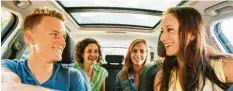  ?? Foto: obs/ Blablacar ?? Günstige Mitfahrgel­egenheit findet ihr in Facebook-Gruppen oder mithilfe von Apps wie Blablacar.