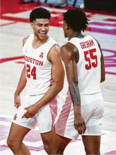  ?? Mark Mulligan / Staff photograph­er ?? UH guard Quentin Grimes (24) and forward Brison Gresham are happy with a defensive stop during a second half in which Grimes stood out on the other end of the floor with 20 of his 22 pointsWedn­esday night.