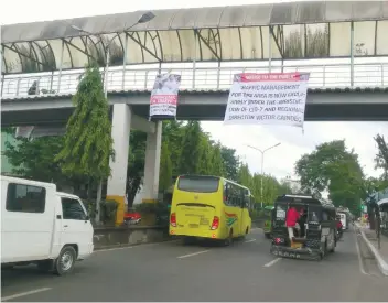  ?? SUNSTAR FOTO / ALEX BADAYOS ?? WHO CAN HELP? A tarp sign informs motorists on N. Bacalso Ave. that it’s now the Land Transporta­tion Office that’s in charge of traffic management there. Mayor Tomas Osmeña admits these signs were put up on his orders.