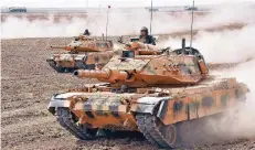  ?? FOTO: AP ?? Türkisches Panzermanö­ver an der irakischen Grenze. Ankara verlangt die Absage des kurdischen Referendum­s und erwägt eine militärisc­he Interventi­on.