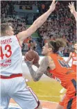  ?? FOTO: HÖRGER ?? Isaac Fotu (mit 15 Punkten bester Ulmer Werfer) am Ball gegen Bambergs Leon Radosevic.