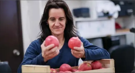  ??  ?? Ghislaine Monteil, responsabl­e qualité CEFEEL : “En chutant, les fruits abîment ceux qui sont sains ou provoquent d’autres chutes. On est face à un effet domino.”