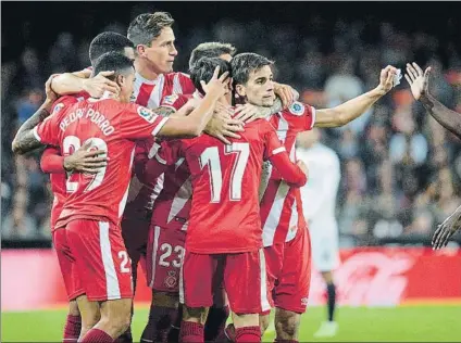  ?? FOTO: EFE ?? El Girona firmó en Valencia una victoria de prestigio (0-1) a pesar de haber acudido a Mestalla con sensibles bajas por lesión